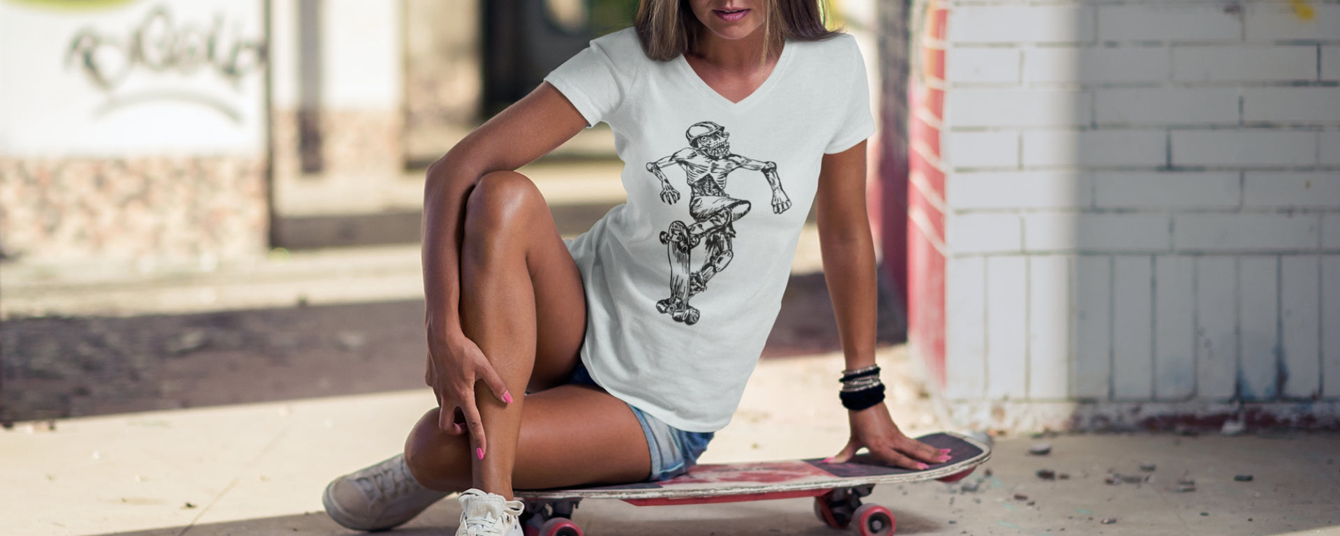 seembo-t-shirt-zombie-skating-woman-sitting-on-a-skateboard
